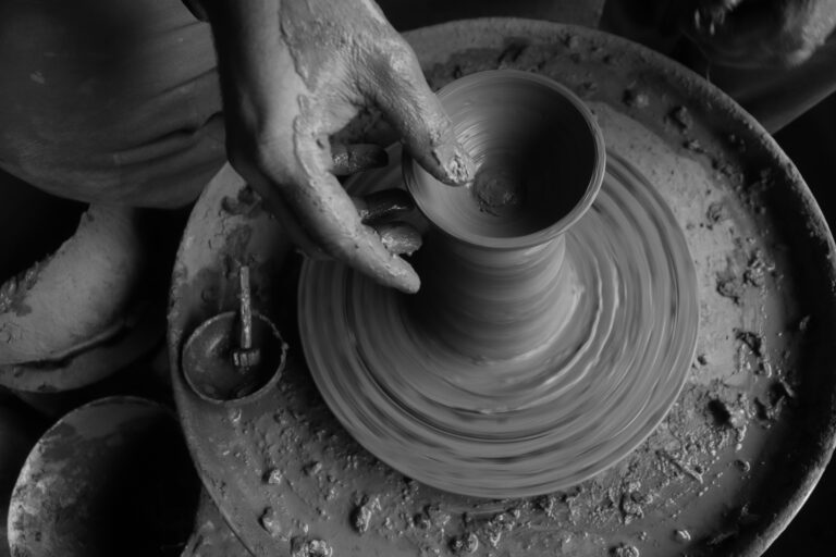 découvrez notre atelier de poterie pour apprendre, créer et explorer l'art de la poterie. rejoignez-nous pour des sessions de poterie interactives et inspirantes.