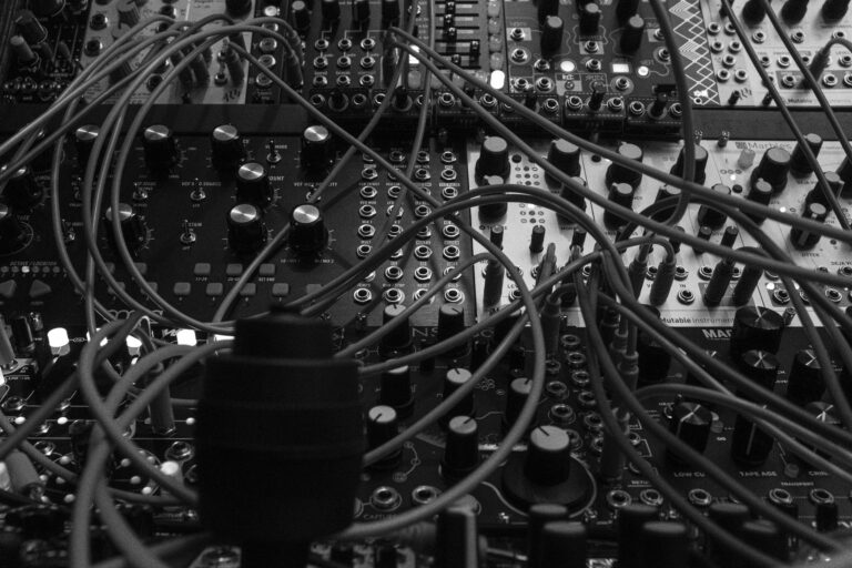 découvrez le monde de l'eurorack, un système modulaire de synthétiseurs qui offre une flexibilité et une créativité infinies pour les musiciens et les producteurs.